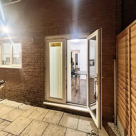 Lägenhet New Getaway House With 2 Free Parking