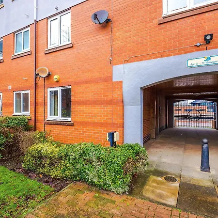 Comfy 1br In Salford, Kitchen, Wifi&parking