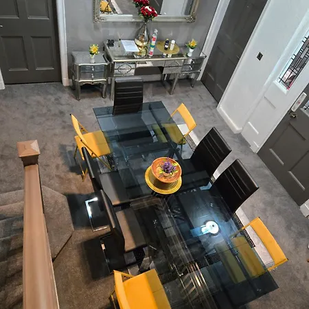 Nyaraló Charming Tudor White House Free Wifi