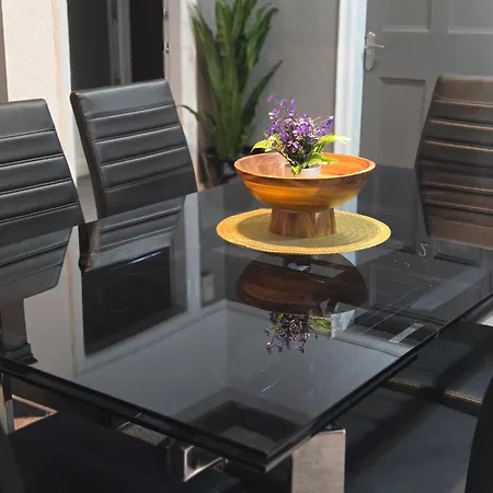 Charming Tudor White House Free Wifi Nyaraló *