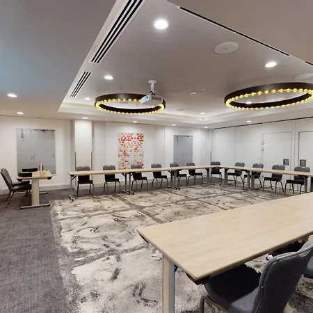 호텔 홀리데이 인 - 시티 센터 4*