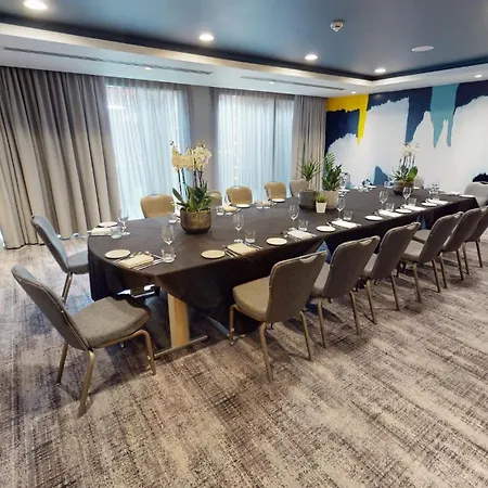 홀리데이 인 - 시티 센터 4*