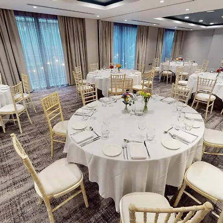 호텔 홀리데이 인 - 시티 센터 4*