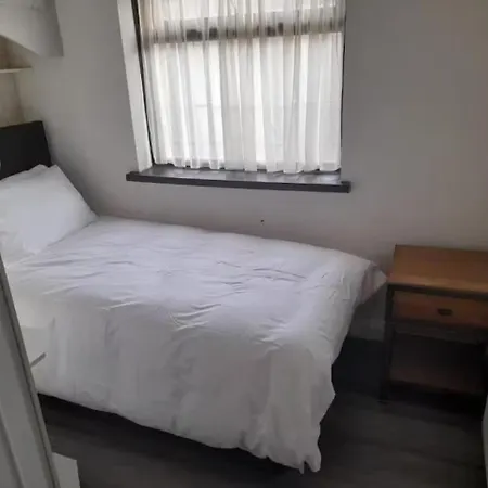 Central Manchester Family-Friendly Home With Free Parking And Workspace