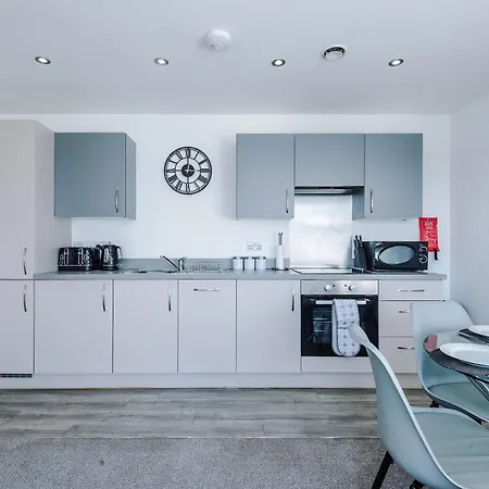 2 Bedroom Penthouse With Balcony By Host A