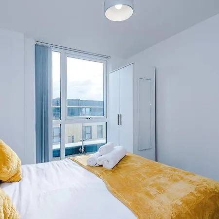2 Bedroom Penthouse With Balcony By Host A Apartamento Manchester