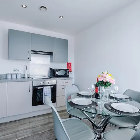 2 Bedroom Penthouse With Balcony By Host A * Manchester