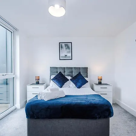 2 Bedroom Penthouse With Balcony By Host A