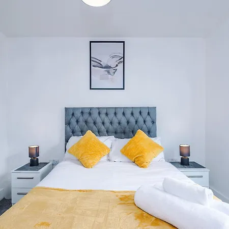 2 Bedroom Penthouse With Balcony By Host A Apartamento