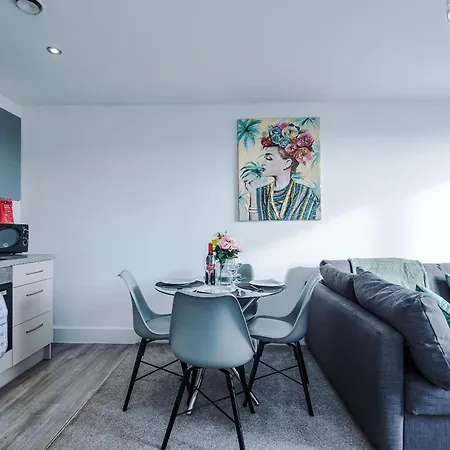 2 Bedroom Penthouse With Balcony By Host A Apartamento