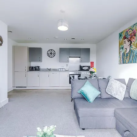 2 Bedroom Penthouse With Balcony By Host A *