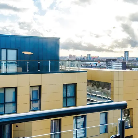 2 Bedroom Penthouse With Balcony By Host A