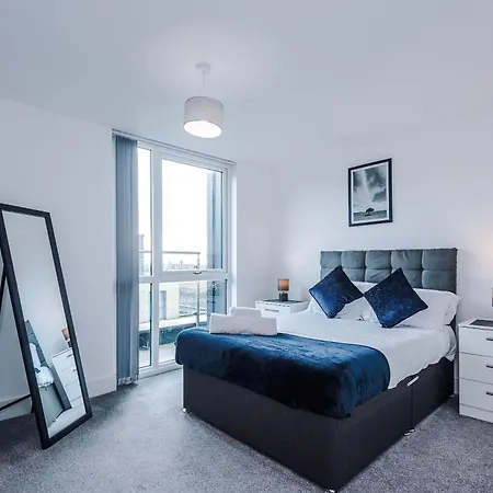 2 Bedroom Penthouse With Balcony By Host A