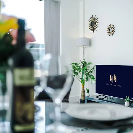 2 Bedroom Penthouse With Balcony By Host A