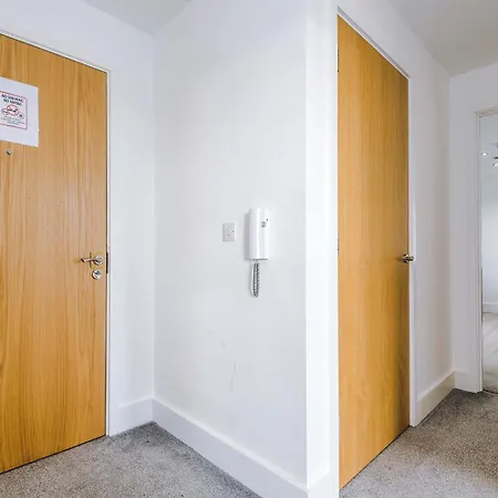 2 Bedroom Penthouse With Balcony By Host A * Manchester