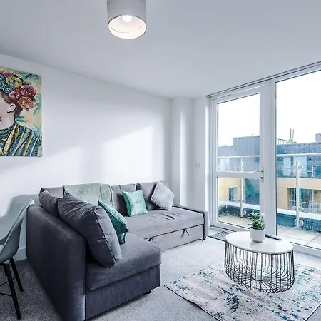 2 Bedroom Penthouse With Balcony By Host A شقة