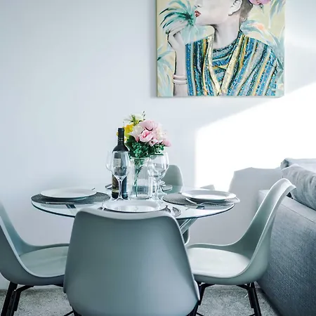 شقة 2 Bedroom Penthouse With Balcony By Host A مانشستر