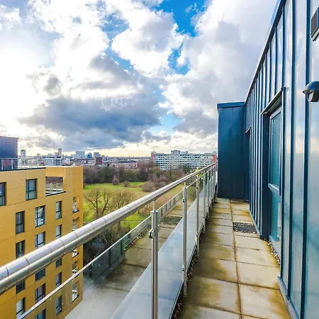 2 Bedroom Penthouse With Balcony By Host A شقة مانشستر