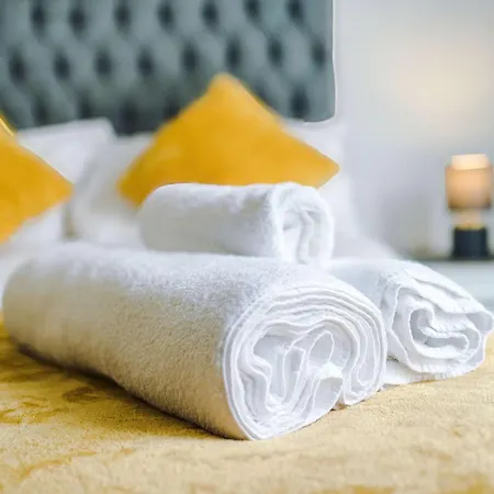 2 Bedroom Penthouse With Balcony By Host A *