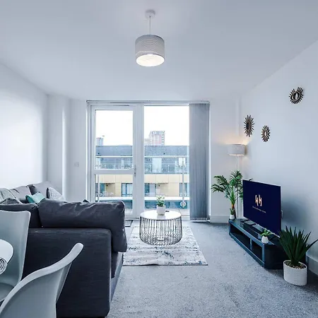شقة 2 Bedroom Penthouse With Balcony By Host A مانشستر