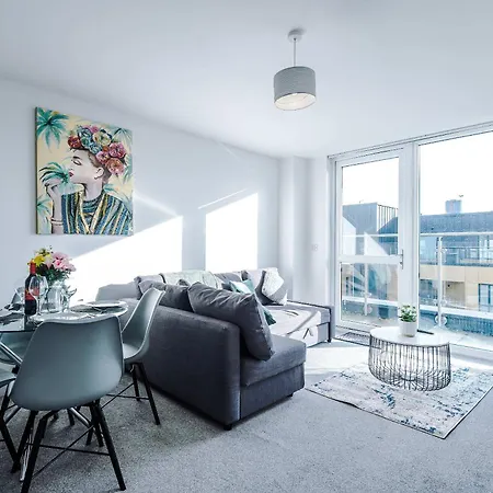 2 Bedroom Penthouse With Balcony By Host A مانشستر