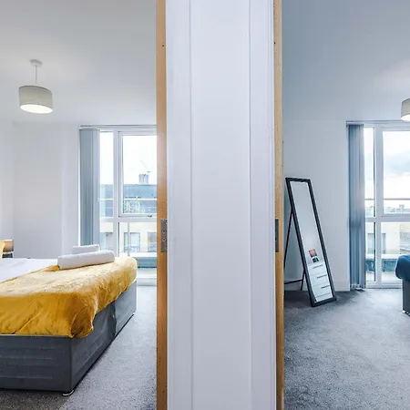 شقة 2 Bedroom Penthouse With Balcony By Host A مانشستر