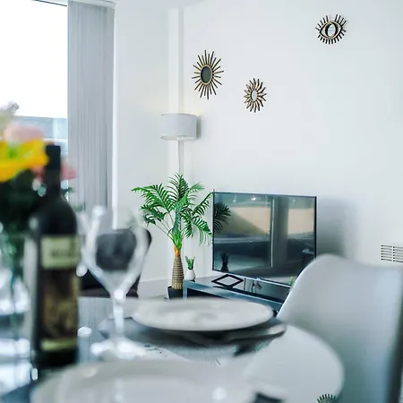 2 Bedroom Penthouse With Balcony By Host A