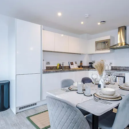 Modern 2 Bed With Balcony By Host A