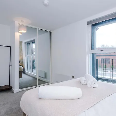 Modern 2 Bed With Balcony By Host A * Manchester