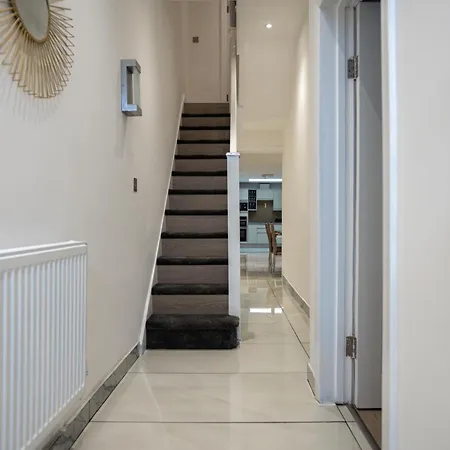 Willa Luxury 6 Bed Near Centre With Cinema & Games 5 Bathrooms Manchester