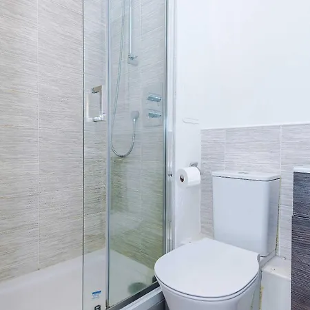 Modern 2 Bed With Balcony By Host A *