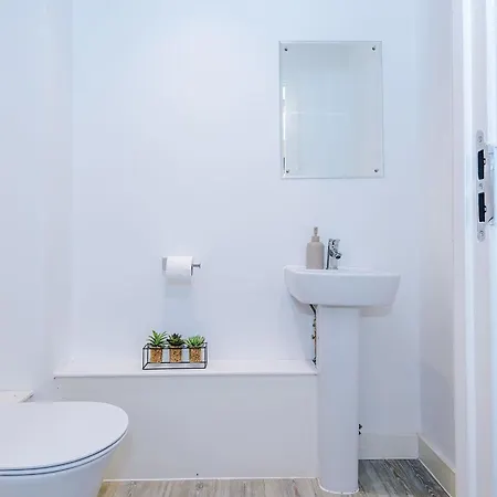 Modern 2 Bed With Balcony By Host A شقة *