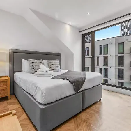 Super King Penthouse Minutes From Arndale Centre - Pass The Keys Aparthotel 4*