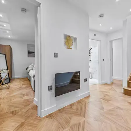 Super King Penthouse Minutes From Arndale Centre - Pass The Keys Apart Otel