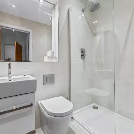 Super King Penthouse Minutes From Arndale Centre - Pass The Keys Manchester