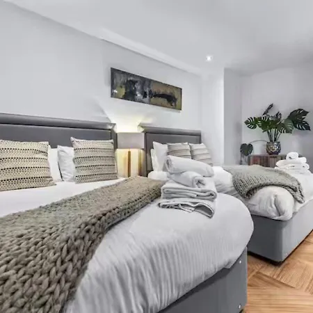 Apart Otel Super King Penthouse Minutes From Arndale Centre - Pass The Keys 4*