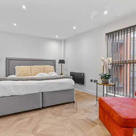 Апартаменты Penthouse Apartment - By Ao Arena & Shops - Pass The Keys