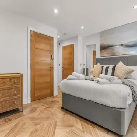 Stunning Split Floor Flat By Victoria - Pass The Keys Daire *