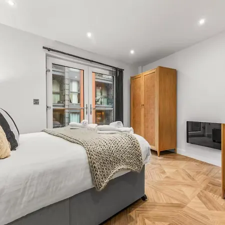 Stunning Split Floor Apartment By Victoria Station - Pass The Keys Daire