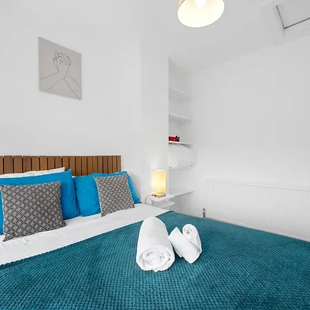 52 Furnival Road, Pensión Mánchester