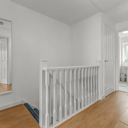 New Modern Townhouse Free Parking