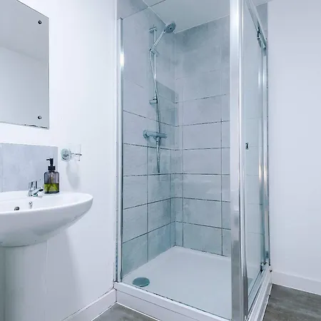 Large 2 Bedroom With Balcony By Host A Apartment Manchester