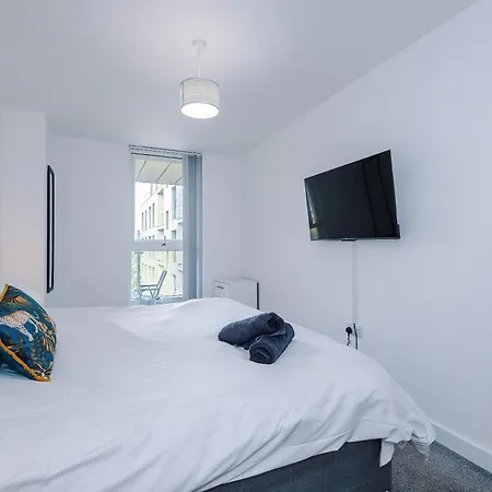 Large 2 Bedroom With Balcony By Host A