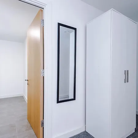 Large 2 Bedroom With Balcony By Host A