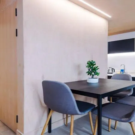 Modern Spacious Sleeps 5 Free High-speed Wi-fi * Manchester