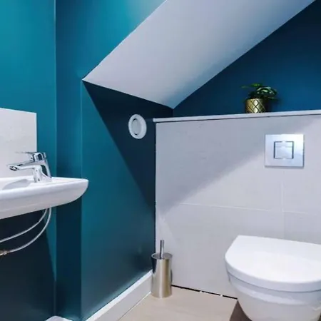 Modern Spacious Sleeps 5 Free High-speed Wi-fi *