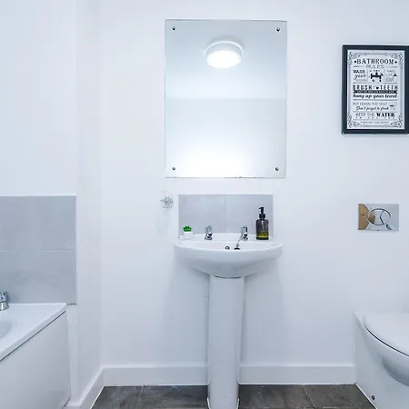 Large 2 Bedroom With Balcony By Host A アパート *