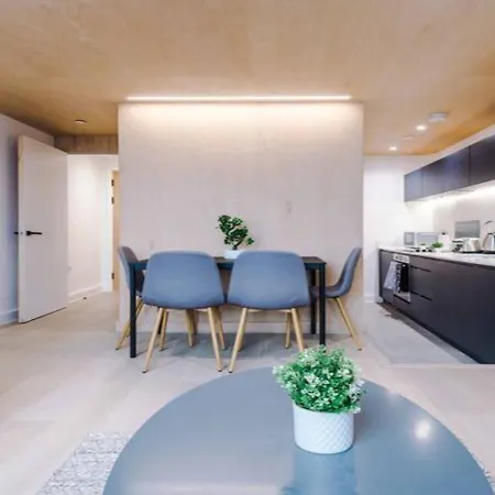 Modern Spacious Sleeps 5 Free High-speed Wi-fi Apartament *