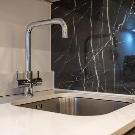 3 Bed Flat 8 Min Walk To Centre - Pass The Keys Apartamento