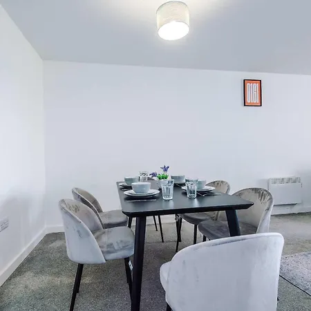 Large 2 Bedroom With Balcony By Host A Apartment